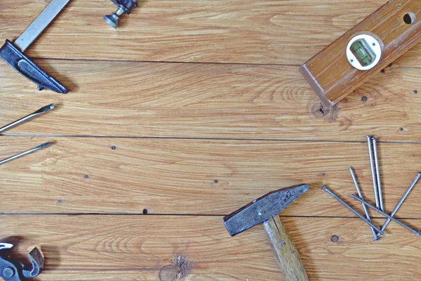 Banco Lavoro Con Martello Chiodo Legno Altri Strumenti Disposti Una — Foto Stock