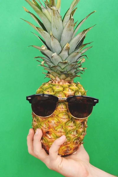 Tenendo Mano Ananas Con Gli Occhiali Sole — Foto Stock