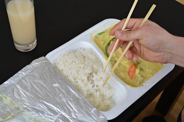 Närbild Gul Curry Med Ris Från Frigolit Låda Med Pinnar — Stockfoto