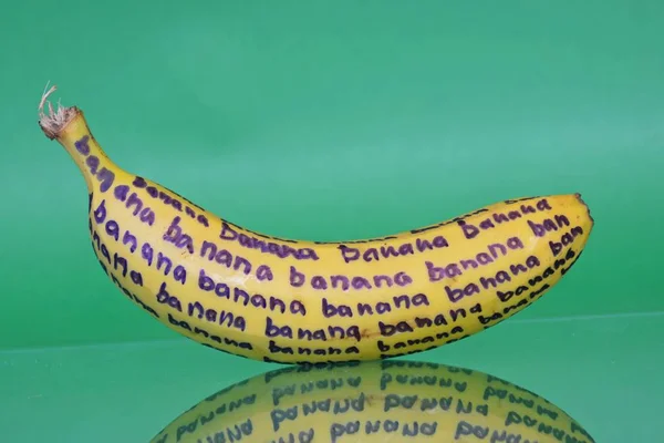 Слово Банан Написав Кілька Разів Банані Перед Барвистим Тлом — стокове фото