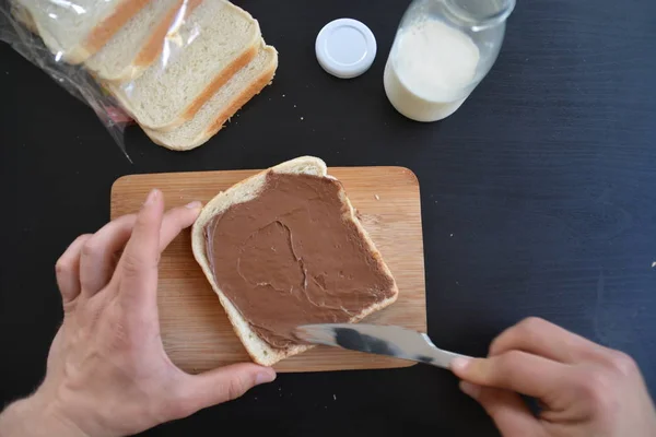 Espalhe Nata Chocolate Uma Torrada Para Café Manhã — Fotografia de Stock