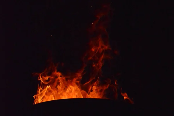 Φλόγες Από Ένα Βαρέλι Φωτιάς Νύχτα — Φωτογραφία Αρχείου