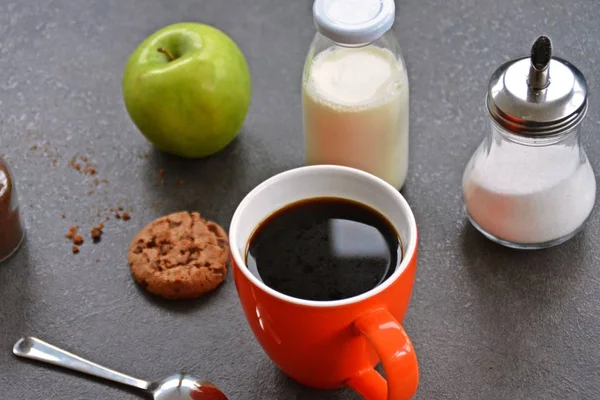 Café Una Taza Naranja Sobre Una Mesa Con Manzanas Leche — Foto de Stock