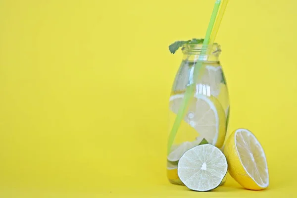 Kawałki Cytryny Mięty Limonki Butelce Pełnej Wody Jako Owocowy Orzeźwienie — Zdjęcie stockowe
