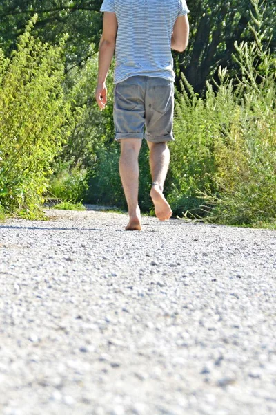 Närbild Fötterna Går Över Sten Stig Skogen Och Slappnar Naturen — Stockfoto