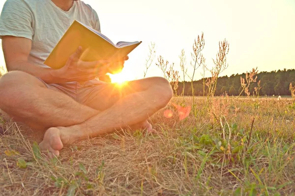 Primo Piano Uomo Che Legge Libro Campagna Senza Scarpe Pantaloncini — Foto Stock