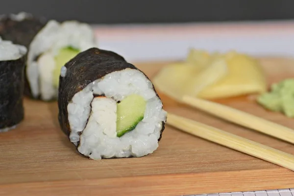 愛する寿司のシンボルとしてハート型のキュウリ寿司 — ストック写真