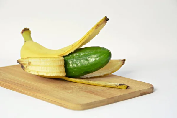 Pepino Casca Uma Banana — Fotografia de Stock