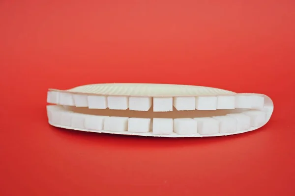 糖質の背景に砂糖キューブから歯 — ストック写真