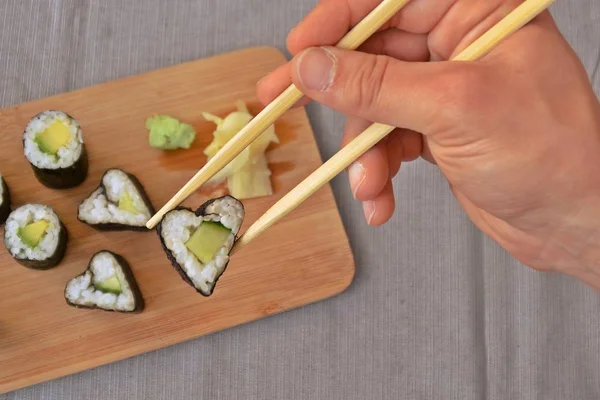 寿司は Lovin のための記号としてハート型のきゅうり寿司 — ストック写真