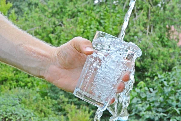 Friskt Och Rent Vatten Rinner Ett Glas Framför Grön Somrig — Stockfoto