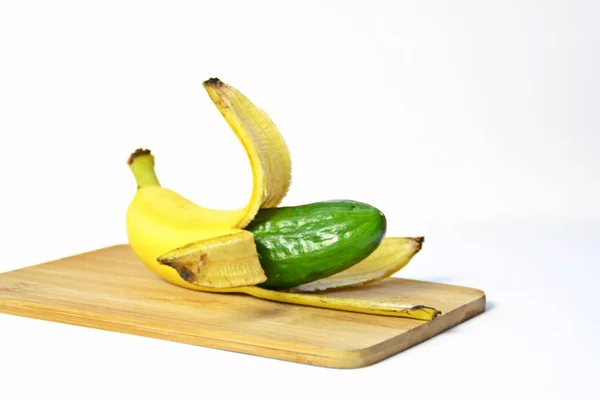 Pepino Casca Uma Banana — Fotografia de Stock