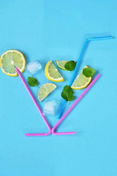 Concept Summer Drink Straws Make Glass Lemons Limes Mint Ice — Stock Photo, Image