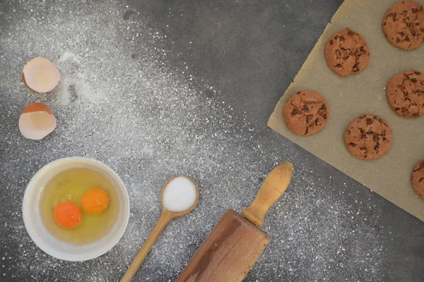 Mutfak tahtasında kurabiye pişirme 