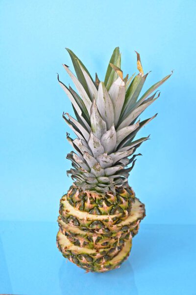 ломтики ананаса составляют целый ананас перед сплошным фоном с пространством для текста или объектов
