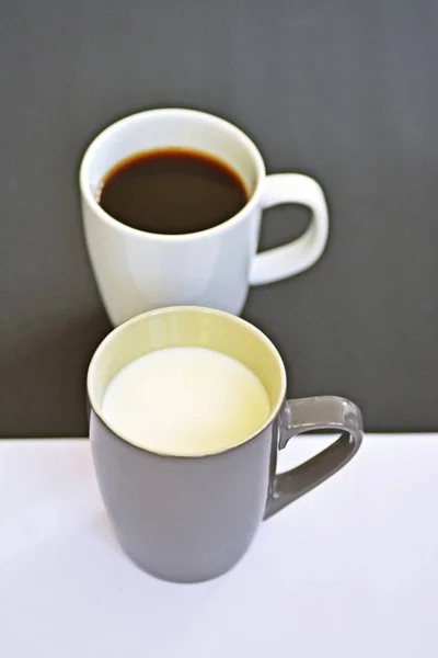 Dos Tazas Delante Fondo Medio Negro Medio Blanco Una Taza — Foto de Stock