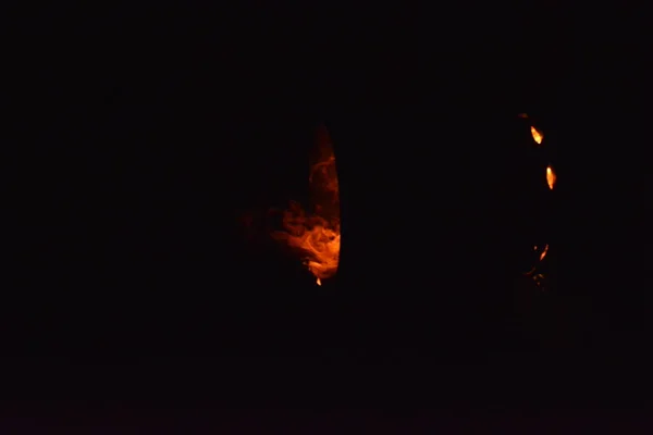Φλόγες Από Ένα Βαρέλι Φωτιάς Νύχτα — Φωτογραφία Αρχείου