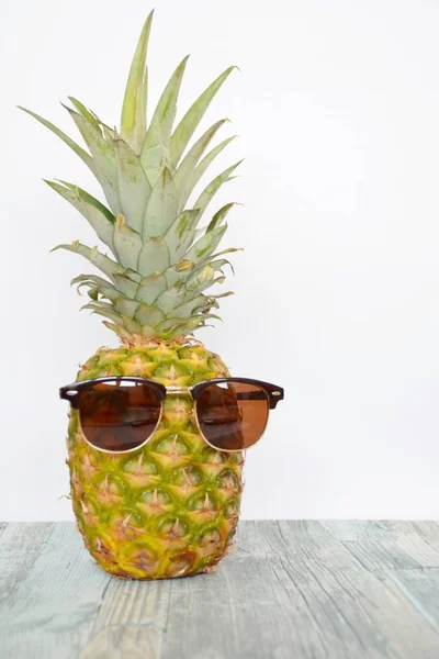 Holding Pineapple Sunglasses Hand — Stock Photo, Image