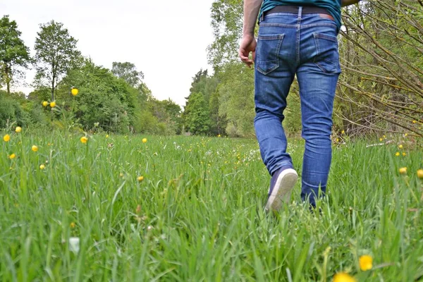Gros Plan Des Jambes Jeans Marchant Dans Nature — Photo