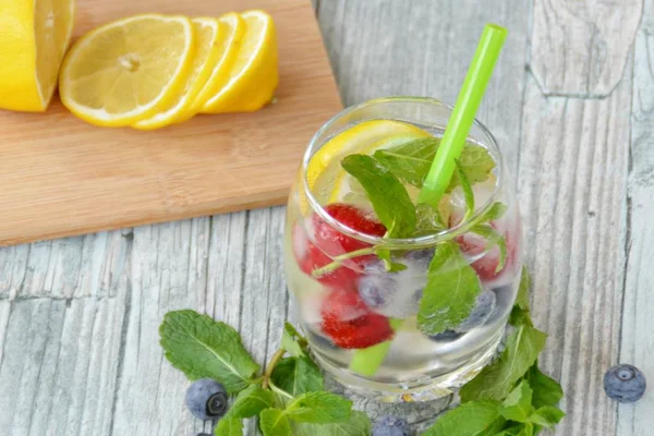 Bebida Fresca Verano Hecha Menta Frambuesa Cítricos Arándanos — Foto de Stock