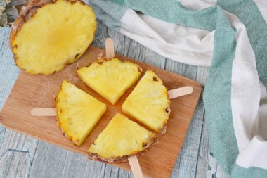 ananas - Taze ananas yapılmış popsicle  