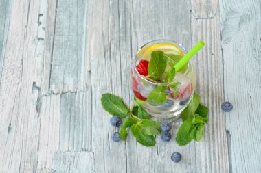 Nane, ahududu, narenciye ve yaban mersini yapılmış taze yaz içeceği 