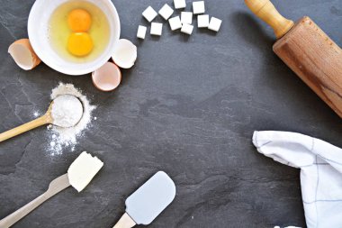 Bir mutfak plakası bach gereçleri - yumurta, un, tereyağı ve şeker - Metin için yer ile Kavram 