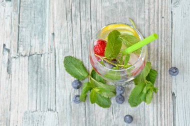 Nane, ahududu, narenciye ve yaban mersini yapılmış taze yaz içeceği 