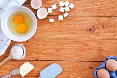Bir mutfak plakası bach gereçleri - yumurta, un, tereyağı ve şeker - Metin için yer ile Kavram 