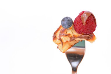 çatal üzerinde çilek ile gözleme 