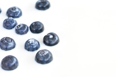 süt içine damla yaban mersini 