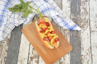 Bir havuç ve bir sosisli çörek sağlıklı sosisli 