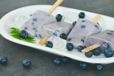 yaban mersini ve sütten yapılmış ev yapımı buzlu şekerler