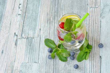 Nane, ahududu, narenciye ve yaban mersini yapılmış taze yaz içeceği 