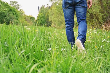 kot bacaklar yakın, doğada yürüyüş 