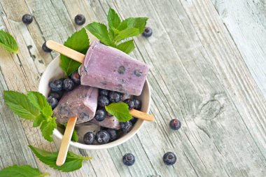 yaban mersini ve sütten yapılmış ev yapımı buzlu şekerler