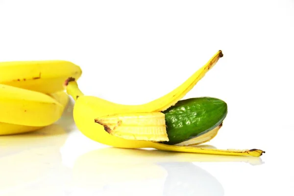 Pepino Casca Uma Banana — Fotografia de Stock