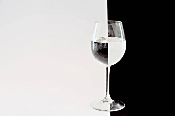 Água Contida Copo Vinho Quebra Fundo Preto Branco Exatamente Direção — Fotografia de Stock