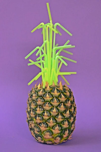 Zielone Ananasy Zastępuje Się Plastikowymi Słokami Koncepcja Która Pokazuje Ile — Zdjęcie stockowe