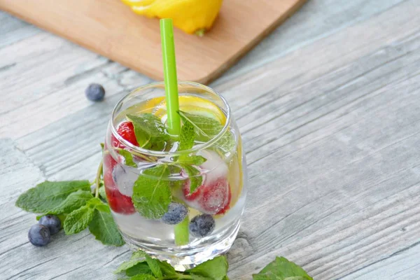 Bebida Fresca Verano Hecha Menta Frambuesa Cítricos Arándanos — Foto de Stock