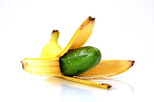 Ogórek Skórkę Banana — Zdjęcie stockowe