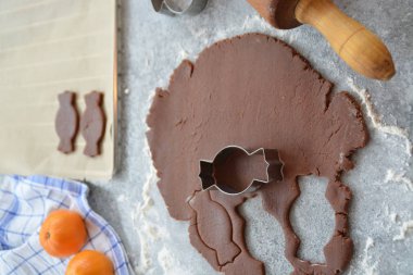 Ev yapımı hamur dışarı çeşitli şekillerde Noel için Gingerbread fırında 