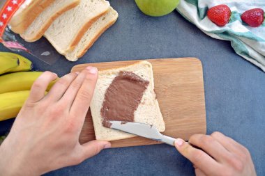 Üzerinde Marshmallow ve çilek ile biraz tost yiyin