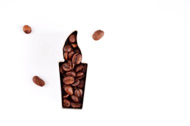 Metin veya diğer unsurlar için yer ile beyaz bir arka plan önünde kahve çekirdekleri ile dolu çerezleri için bir çerez kesici - noel şekli ve kahve çekirdekleri ile kavram 