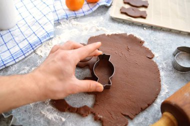 Ev yapımı hamur dışarı çeşitli şekillerde Noel için Gingerbread fırında 