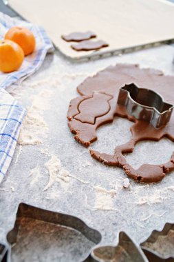 Ev yapımı hamur dışarı çeşitli şekillerde Noel için Gingerbread fırında 