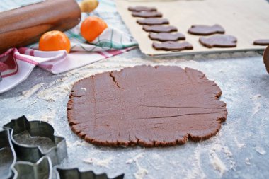 Ev yapımı hamur dışarı çeşitli şekillerde Noel için Gingerbread fırında 