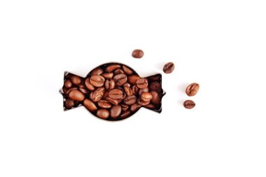 Metin veya diğer unsurlar için yer ile beyaz bir arka plan önünde kahve çekirdekleri ile dolu çerezleri için bir çerez kesici - noel şekli ve kahve çekirdekleri ile kavram 