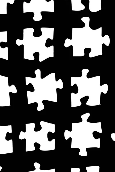 黑色背景的白色拼图 各个部分之间有一定距离 带有拼图的大型整体的子步骤或子元素的概念 — 图库照片