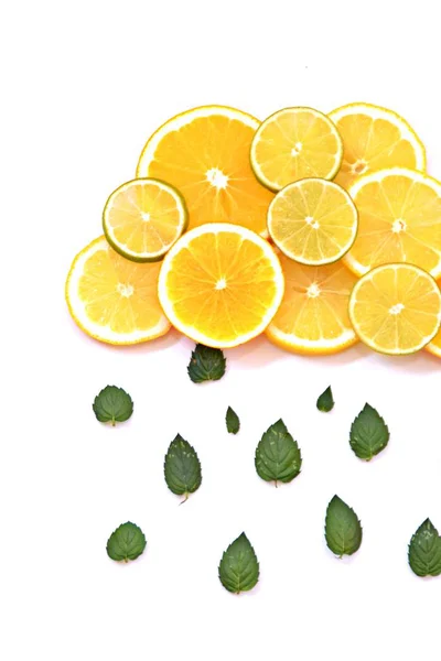 Nuage Fait Tranches Citrons Citrons Verts Oranges Avec Une Douche — Photo